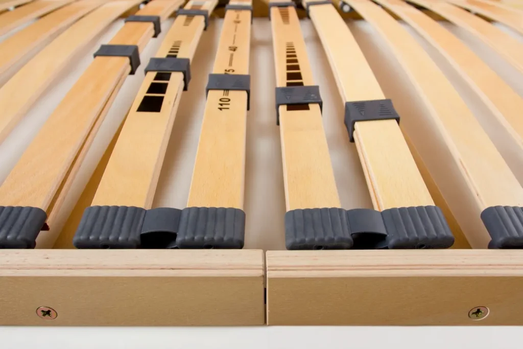 drewniany stelaż łóżka